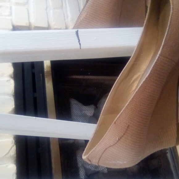 Textured soft leather, wedge heeled shoes with toe bows edged in gold - Picture 3 of 3
